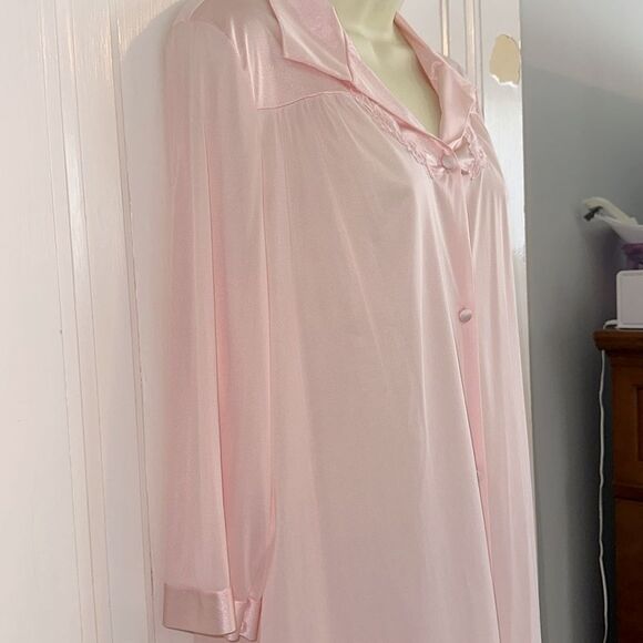 Vanity Fair Pink Nylon Short Robe  with 3/4 sleeves with Floral embellishments - Picture 5 of 8